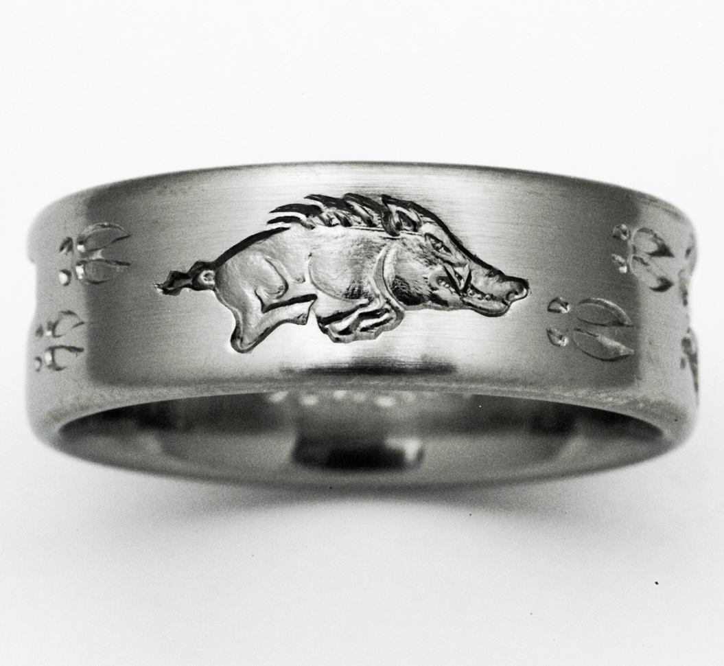 Reserveren ga sightseeing Collega Razorback titanium ring with boars | Titanium Wedding Rings, Handcrafted by  Exotica Jewelry